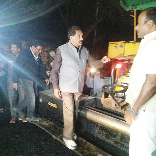 ಮಧ್ಯರಾತ್ರಿ ಗುಂಡಿ ಮುಚ್ಚಿಸಿದ ಸಚಿವ ಜಾರ್ಜ್!